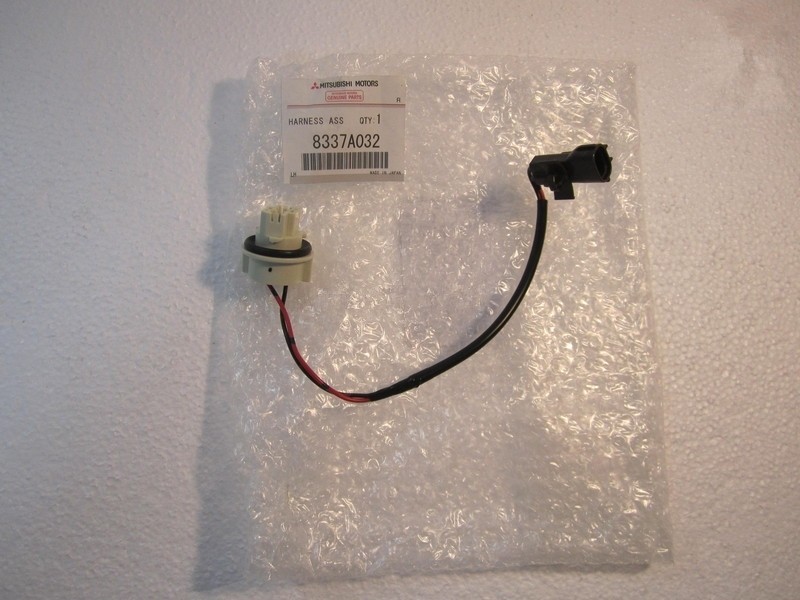 Патрон лампы MITSUBISHI заднего ПТФ - MITSUBISHI/8337A032